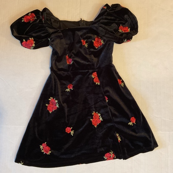 Franki by Francesca’s Girls Black Velour Dress with Roses.  Size 7 - Picture 1 of 8